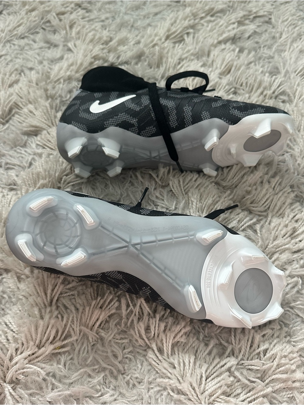 NEW soccer cleats - Picture 3 of 4